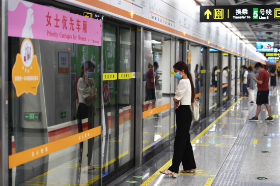 9月15日，市民在郑州地铁3号线海滩寺站等待乘车。