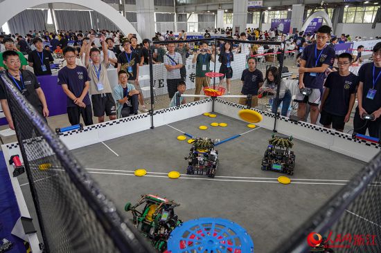 8月25日，参赛选手在进行VEX U智能机器人对抗赛。人民网 章勇涛摄